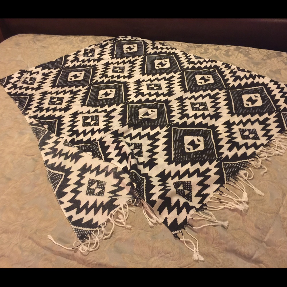 $10 OFF-Black & white Aztec style Pashmina